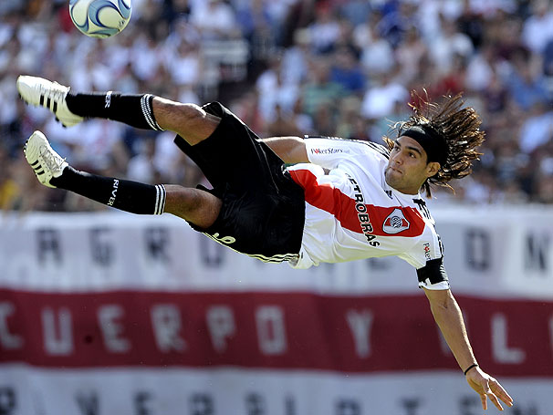 Flying-Falcao