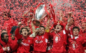 (FILES) A file picture taken on May 25, 2005, shows Liverpool's captain Steven Gerrard (C) celebrating with the UEFA Champions League trophy after victory in the final at the Ataturk Stadium in Istanbul. Steven Gerrard, who announced his departure from boyhood club Liverpool on Friday January 2, 2015, is a player destined to be remembered as much for his extraordinary achievements as for his agonising near-misses. AFP PHOTO / FILIPPO MONTEFORTE/FILES