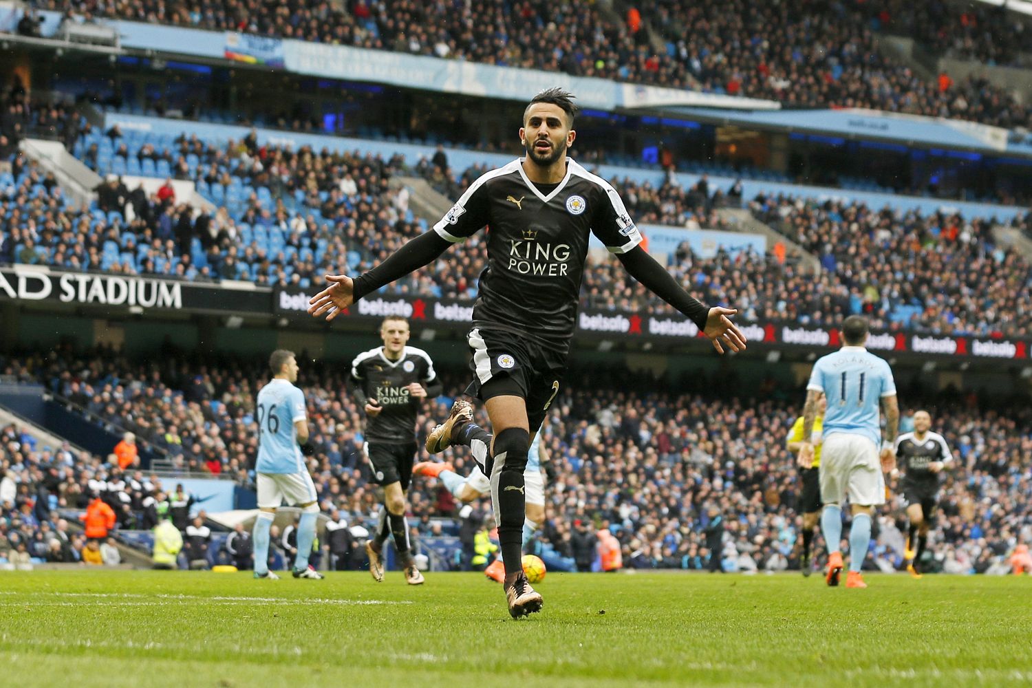 riyad-mahrez-goal-etihad-manchester-city-leicester