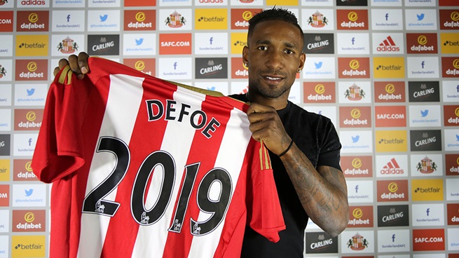 Jermain Defoe al momento della presentazione del rinnovo. Immagine tratta da safc.com.