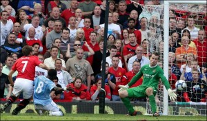 Il gol di Owen a tempo scaduto che regala il derby al Manchester United.