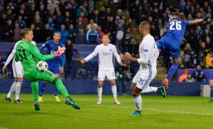 epa05591103 Leicester City's Riyad Mahrez (R) scores against FC Copenhagens's goalkeeper Robin Olsen (L) during the UEFA Champions League Group G match between Leicester City and FC Copenhagen at the King Power Stadium in Leicester, Britain, 18 October 2016. EPA/HANNAH MCKAY